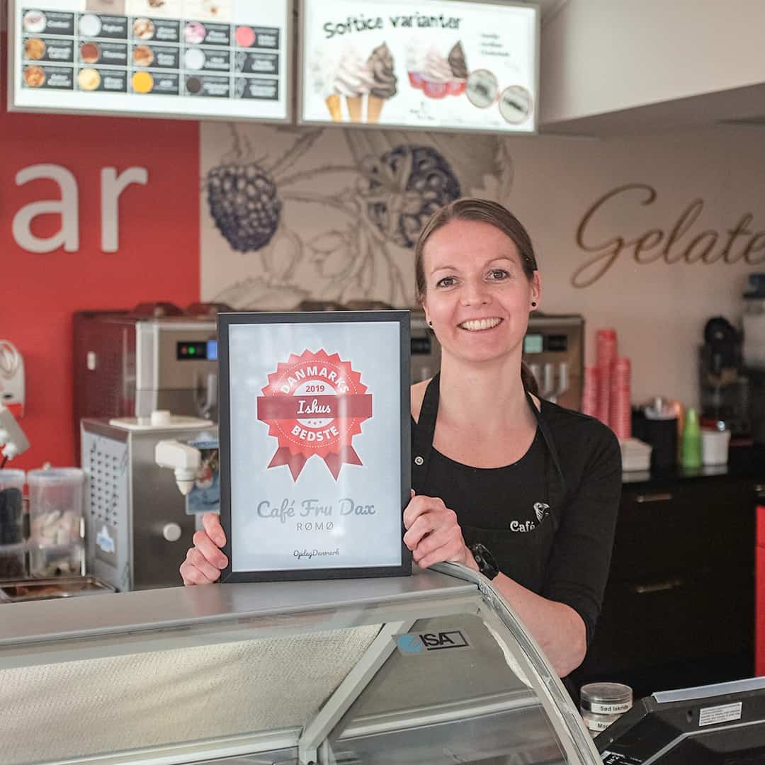 Frau Dax erhält das Diplom für Dänemarks beste Eisdiele 2019