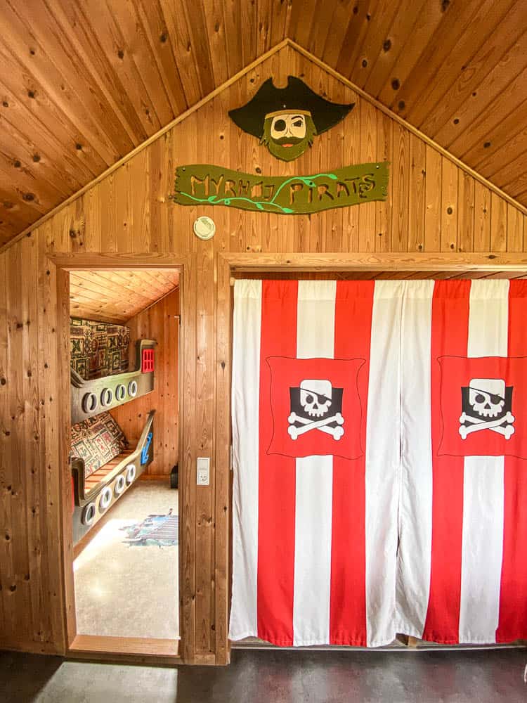 pirate hut